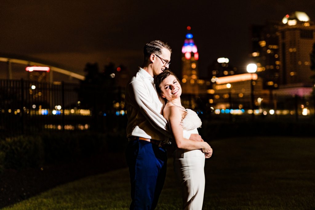 a couple ends the night with a photo of the Columbus skyline after their wedding at The Ivory Room